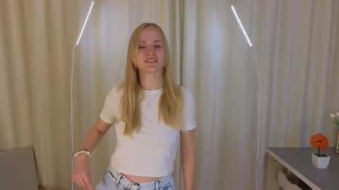 Olivia online show from 11-25-25, 04:12