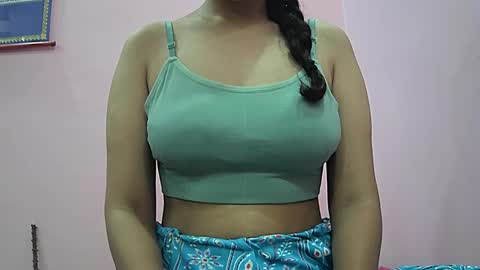 Snapshot of ishika_singh_ chatting on 10-17-25, 01:53 ishika_singh_ online show from 10-17-25, 01:53