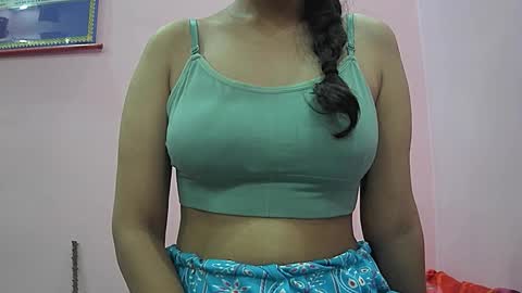 Snapshot of ishika_singh_ chatting on 10-20-25, 01:28 ishika_singh_ online show from 10-20-25, 01:28