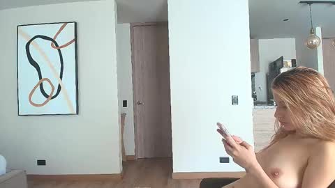 Snapshot of isis_pink chatting on 10-24-25, 03:19 Alaya online show from 10-24-25, 03:19