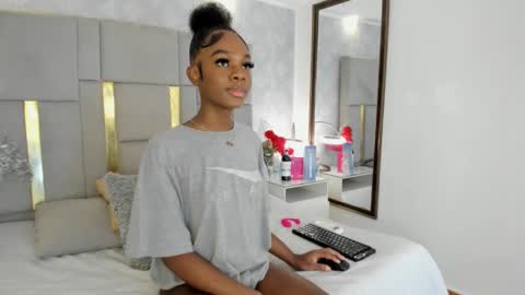 Snapshot of isisbrown_ chatting on 12-19-25, 11:01 ISIS online show from 12-19-25, 11:01