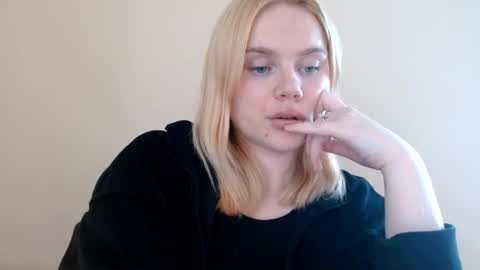 Snapshot of isla00 chatting on 06-18-26, 09:14 Isla online show from 06-18-26, 09:14