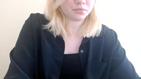 Snapshot of isla00 chatting on 07-06-26, 06:10 Isla online show from 07-06-26, 06:10
