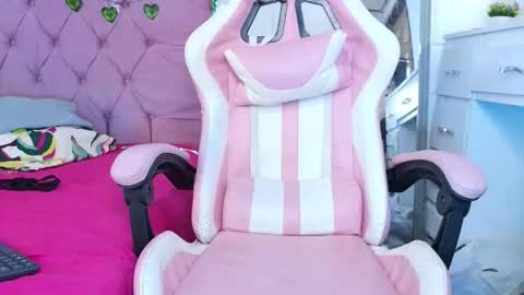 Isla Rosee18 online show from 10-27-25, 01:20