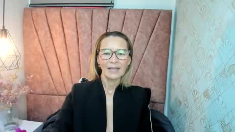 Snapshot of issa_milf__ chatting on 11-17-25, 01:06 ISSA MILF online show from 11-17-25, 01:06