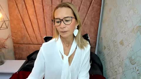 Snapshot of issa_milf__ chatting on 11-26-25, 01:12 ISSA MILF online show from 11-26-25, 01:12