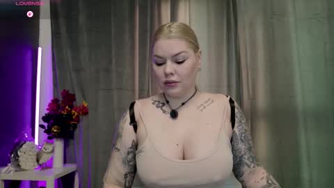 Snapshot of issaa20 chatting on 03-06-26, 05:37 Alisa online show from 03-06-26, 05:37