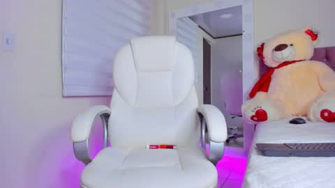 Isa  online show from 02-25-25, 12:47