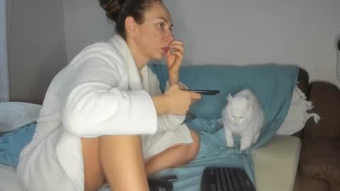 Issabelle online show from 11-19-25, 06:24