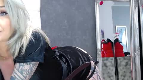 IssaSmyth online show from 03-09-26, 04:33