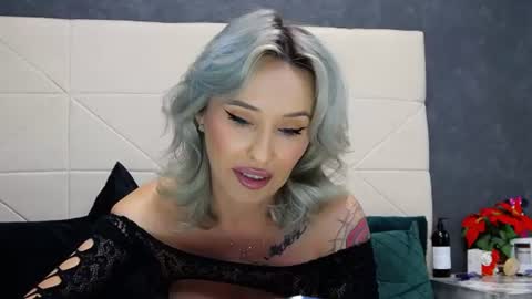 Snapshot of issasmyth chatting on 06-16-26, 07:33 IssaSmyth online show from 06-16-26, 07:33