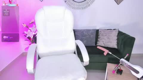 Snapshot of issi_loren chatting on 12-14-25, 10:03 issi_loren online show from 12-14-25, 10:03