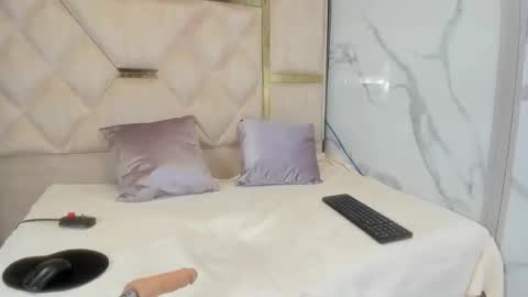 Snapshot of issysleblanc chatting on 01-16-26, 01:53 Issys online show from 01-16-26, 01:53