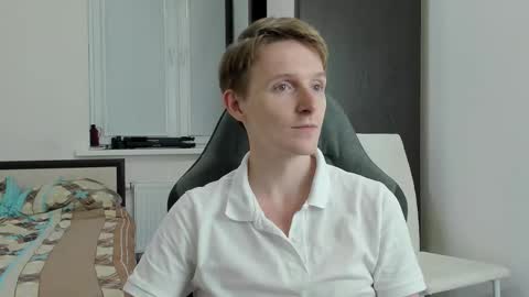 Snapshot of ithan_red chatting on 11-04-25, 05:01 Ethan online show from 11-04-25, 05:01