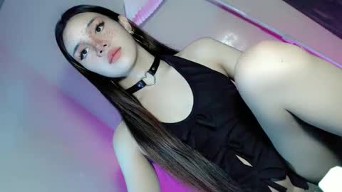 Snapshot of its_me_ezzie chatting on 09-28-25, 01:44 EZZIE online show from 09-28-25, 01:44