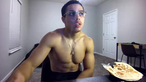 Snapshot of itstarzan chatting on 12-18-24, 01:48 TARZAN online show from 12-18-24, 01:48