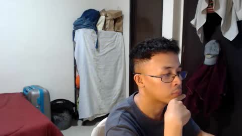 Snapshot of itsyour_asianboy chatting on 03-12-26, 03:07 just call me francis online show from 03-12-26, 03:07