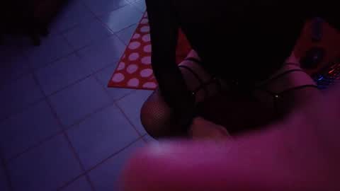 Snapshot of ivariello chatting on 10-18-25, 05:10 yves online show from 10-18-25, 05:10