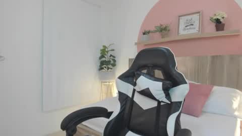 Snapshot of ivette_swan chatting on 02-21-26, 12:28 I V E T T E online show from 02-21-26, 12:28