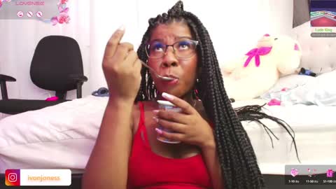 Snapshot of ivonjoness chatting on 02-26-25, 06:47 Ivon Miss Jones online show from 02-26-25, 06:47