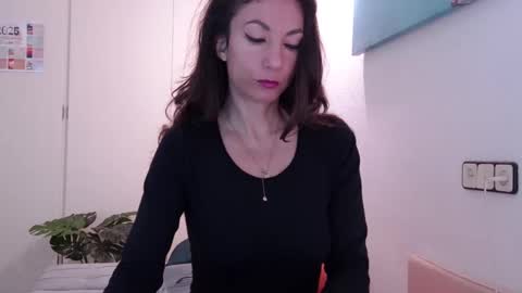Snapshot of ivonne_hilton chatting on 01-23-25, 08:25 Ivonne online show from 01-23-25, 08:25