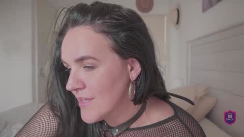 Snapshot of ivyswings chatting on 02-05-25, 01:33 Ivy Swings online show from 02-05-25, 01:33