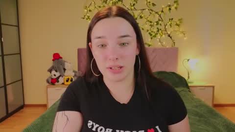 Snapshot of iwi_wi_wi chatting on 06-16-26, 02:03 Daisy online show from 06-16-26, 02:03