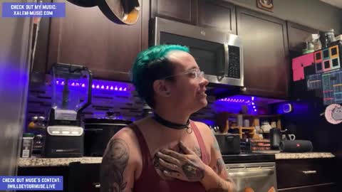 Snapshot of iwillbeyourmuse chatting on 11-25-25, 12:21 Muse hethey online show from 11-25-25, 12:21