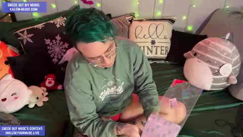 Snapshot of iwillbeyourmuse chatting on 12-01-25, 12:15 Muse hethey online show from 12-01-25, 12:15