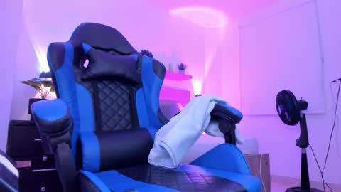 Iza online show from 12-18-25, 01:39