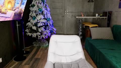 Snapshot of izi_fox chatting on 12-19-24, 09:28 izi online show from 12-19-24, 09:28