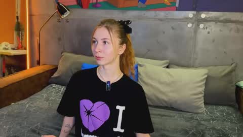 Snapshot of izi_fox chatting on 10-19-25, 04:07 izi online show from 10-19-25, 04:07