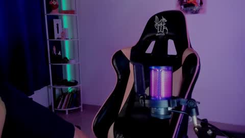 Snapshot of jacky_croft chatting on 01-08-25, 04:23 Linda Sofia help me get to 100 thumbs up online show from 01-08-25, 04:23