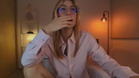 Snapshot of jacky_croft chatting on 10-20-25, 05:19 Linda Sofia help me get to 100 thumbs up online show from 10-20-25, 05:19