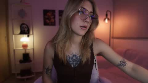 Snapshot of jacky_croft chatting on 11-14-25, 04:55 Linda Sofia help me get to 100 thumbs up online show from 11-14-25, 04:55