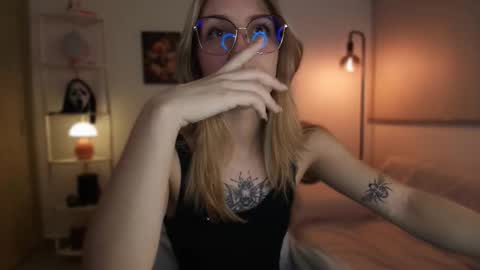 Snapshot of jacky_croft chatting on 11-17-25, 04:29 Linda Sofia help me get to 100 thumbs up online show from 11-17-25, 04:29