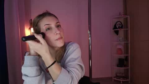 Snapshot of jacky_croft chatting on 12-17-25, 04:40 Linda Sofia help me get to 100 thumbs up online show from 12-17-25, 04:40