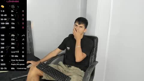 Snapshot of jacobb_lee chatting on 03-05-25, 08:32 Jacob Lee online show from 03-05-25, 08:32