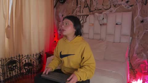 Snapshot of jade_nm chatting on 10-21-25, 01:12 ade online show from 10-21-25, 01:12