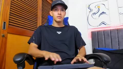 Snapshot of jake_shadow14 chatting on 01-27-25, 07:03 Hi guys im new 3 online show from 01-27-25, 07:03