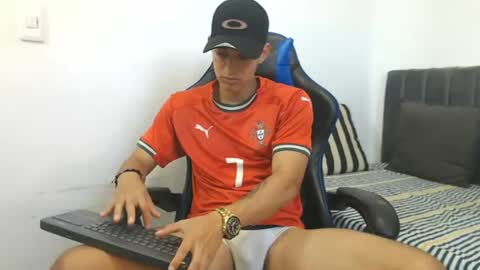 Hi guys im new 3 online show from 07-06-26, 05:37