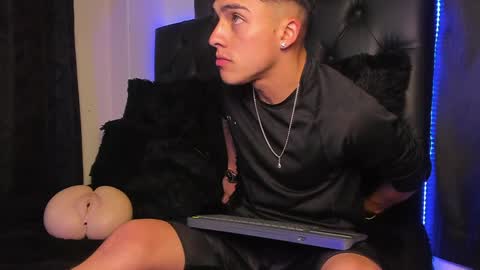 Snapshot of james1lee_ chatting on 01-14-25, 03:53 LeonardoInsta LeonardoperezcoPvt open online show from 01-14-25, 03:53