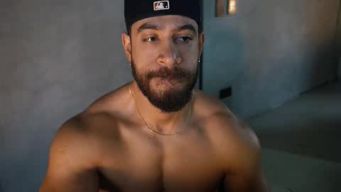 Snapshot of james_axel chatting on 11-05-25, 01:33 James Axel online show from 11-05-25, 01:33