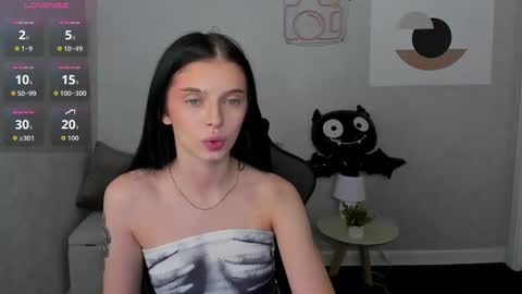 Snapshot of jane_johnston chatting on 10-26-25, 09:15 Eva online show from 10-26-25, 09:15