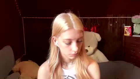 Snapshot of janicesivertsen chatting on 07-06-26, 08:11 Elsa online show from 07-06-26, 08:11
