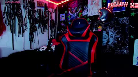 Snapshot of janna_ink chatting on 12-13-25, 11:43 online show from 12-13-25, 11:43