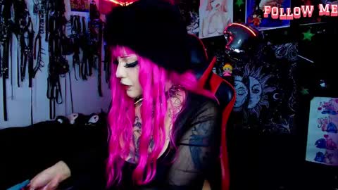 Snapshot of janna_ink chatting on 12-17-25, 09:54 online show from 12-17-25, 09:54