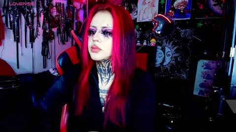 Snapshot of janna_ink chatting on 12-21-25, 12:07 online show from 12-21-25, 12:07