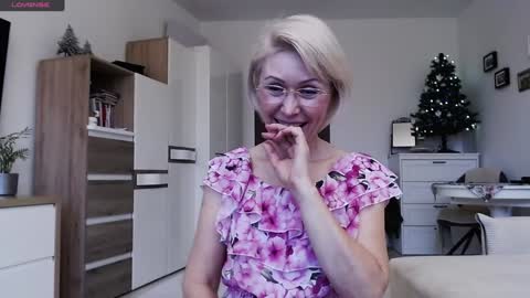 Snapshot of jasmin18v chatting on 12-19-24, 01:40 Jasmin room for people 40 online show from 12-19-24, 01:40