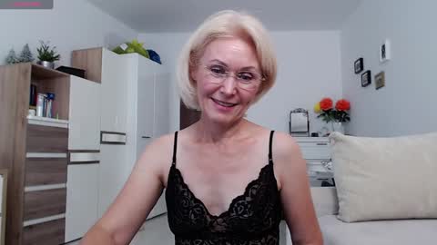 Snapshot of jasmin18v chatting on 09-21-25, 01:24 Jasmin room for people 40 online show from 09-21-25, 01:24